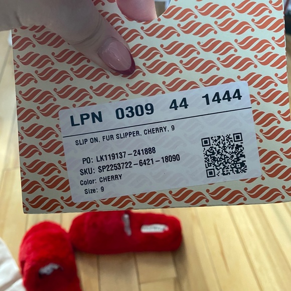 BNWT Sz 9 Red Fabletics Slippers w/ Satin Case - Picture 6 of 6